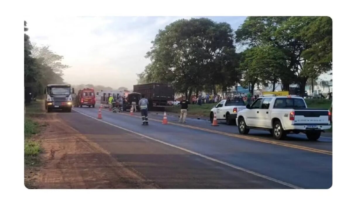 Acidente entre caminhão e picape deixa um morto na BR-153 na região