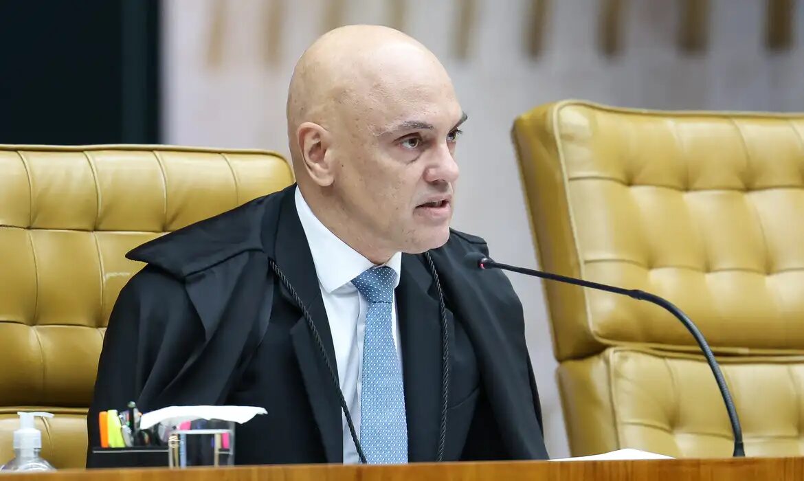 Alexandre de Moraes determina prisão de Eduardo Bolsonaro e cancelamento de passaportes