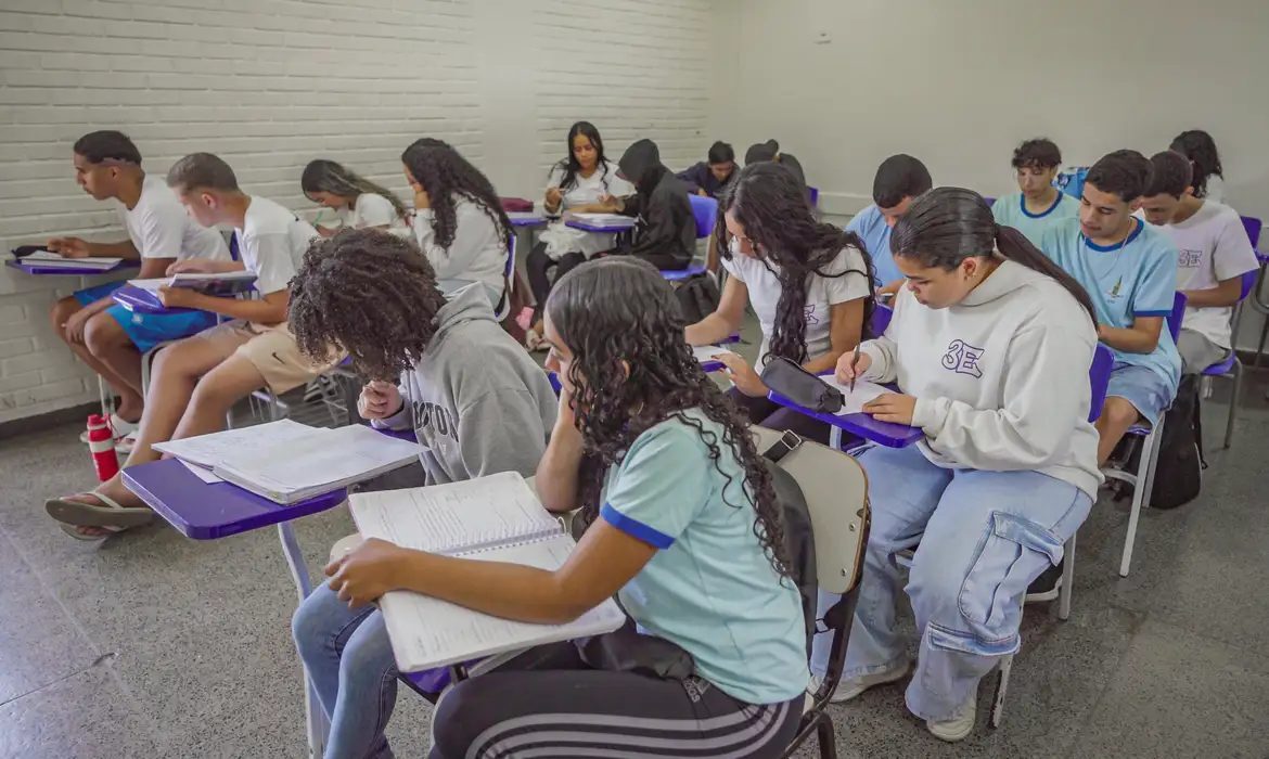 Alunos cobram avanço no ensino e capacitação de professores