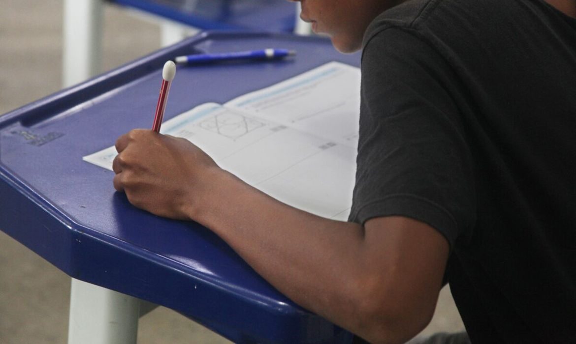 Alunos e docentes realizam provas da Olimpíada de Matemática em todo o país neste sábado