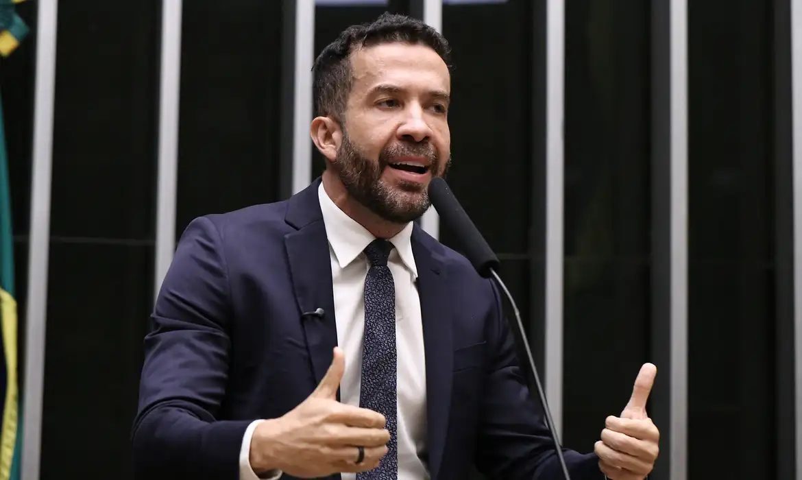 André Janones é hospitalizado com arritmia cardíaca em SP