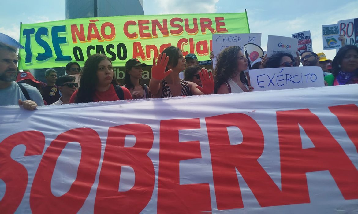 Ativistas protestam no TSE contra suspensão de vídeo sobre o caso Ana Clara na campanha eleitoral