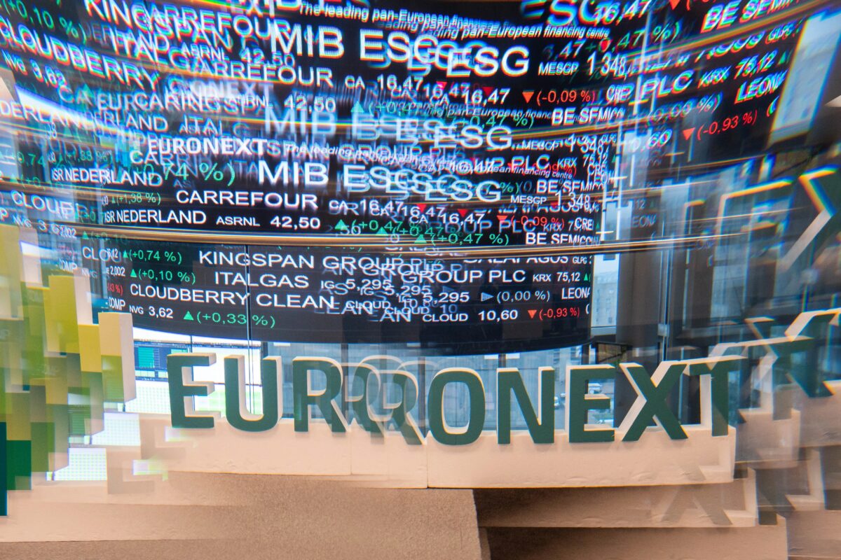 Bolsas da Europa têm melhor semana desde agosto com balanços e alívio nos juros