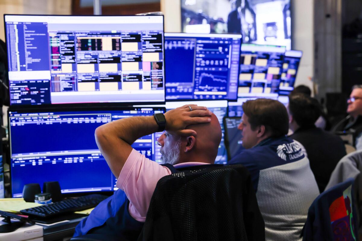 Bolsas de NY fecham sem direção única; 'techs' derrubam Nasdaq