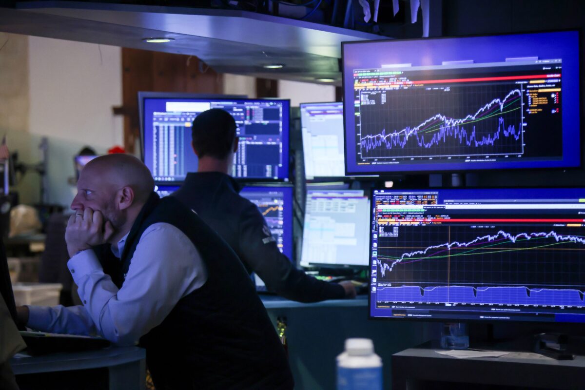 Bolsas de NY recuam pressionadas pela alta dos juros dos Treasuries