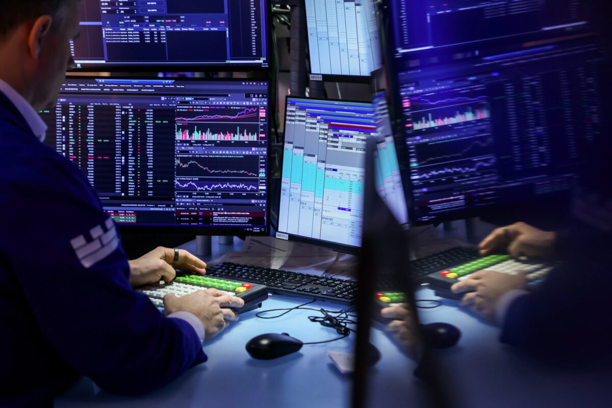 Bolsas em NY fecham em leve queda com peso de ‘techs’ e balanços de bancos