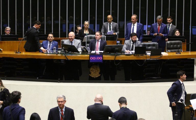 Câmara aprova regime de urgência para oito projetos de lei