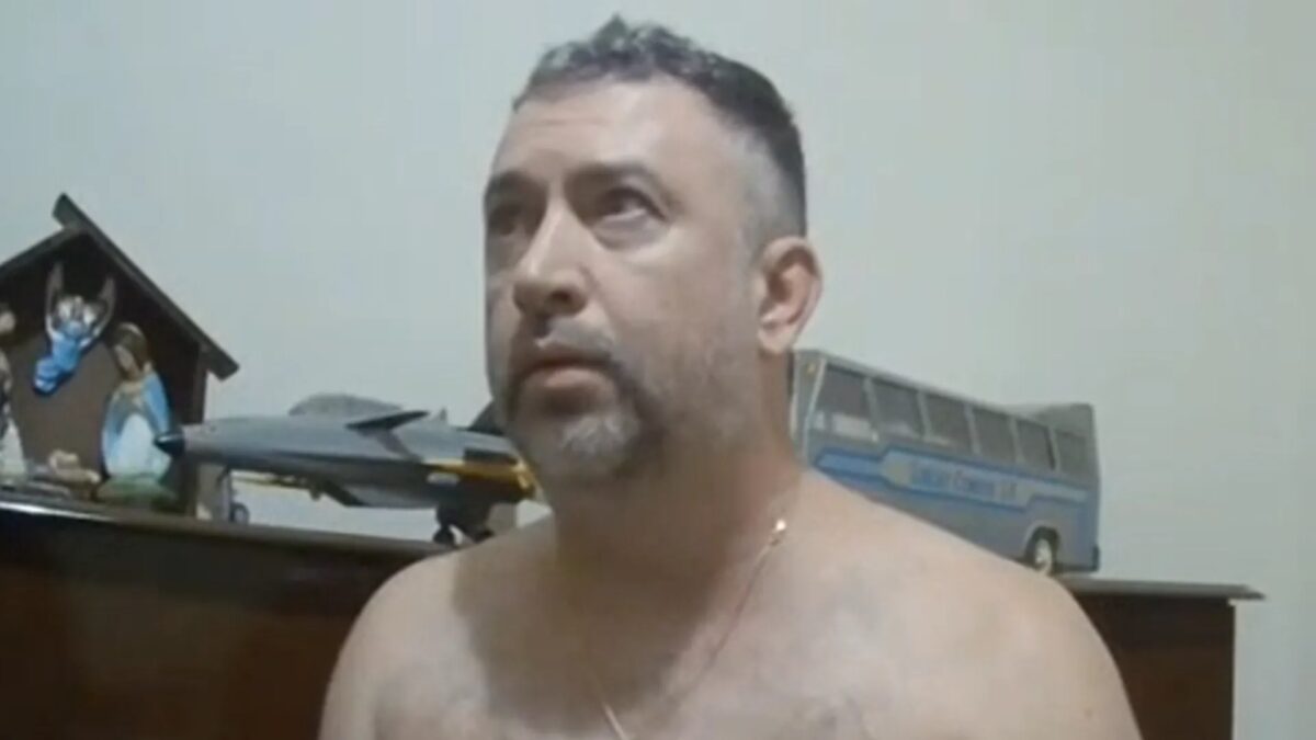 Câmera de policial registra prisão e confissão de programador em ação contra rede de exploração infantil: 'Às vezes eu baixo'