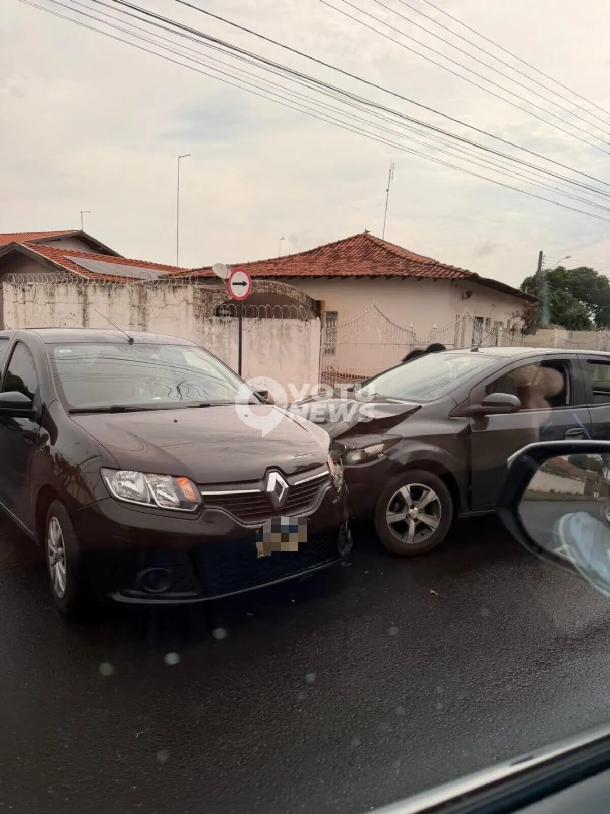 Colisão entre dois veículos é registrada no cruzamento da Praça do Rotary em Votuporanga