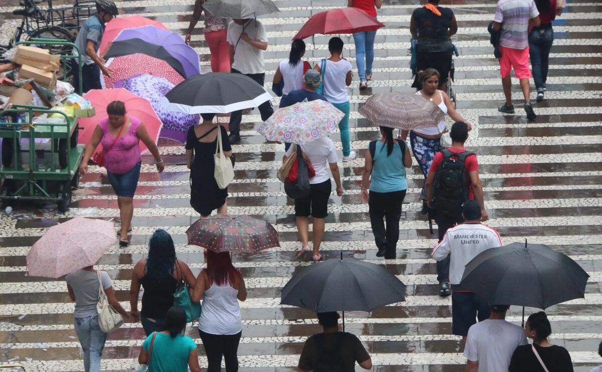 Defesa Civil emite alerta para temporais e chuvas intensas nesta quarta e quinta-feira