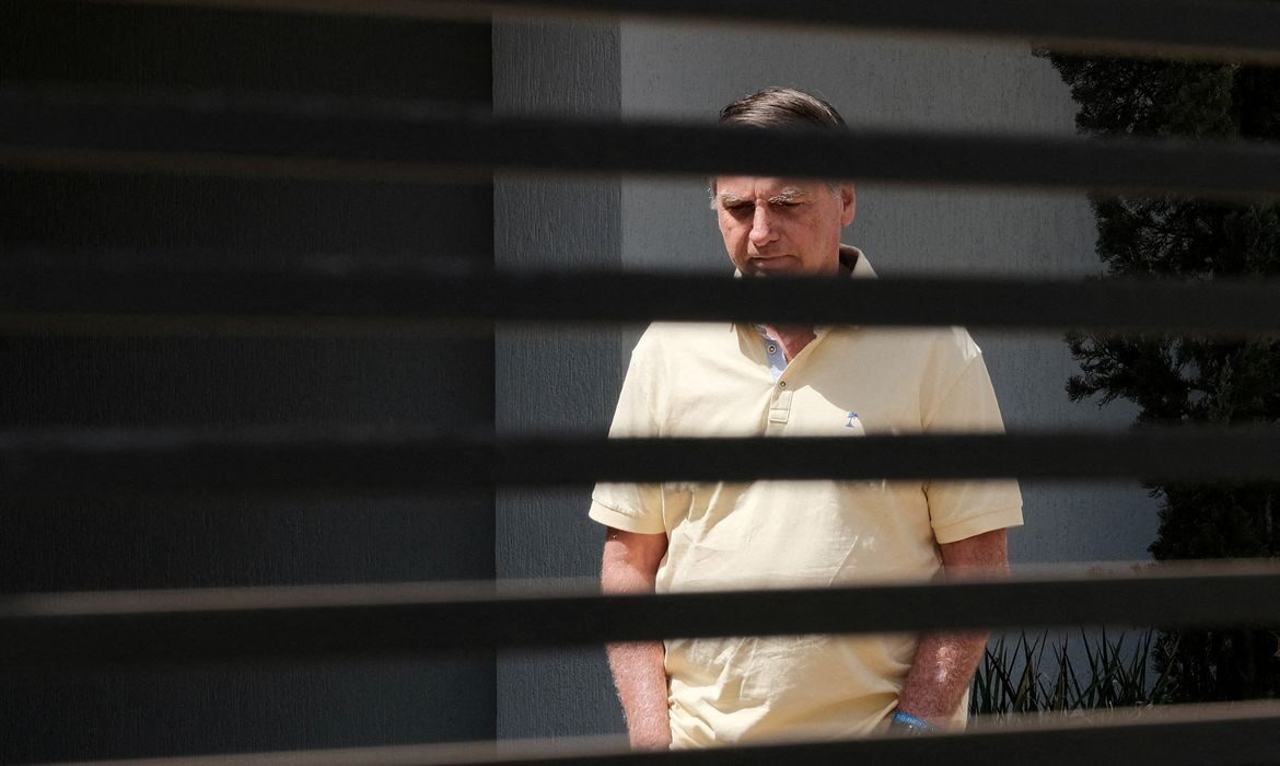 Defesa pede ao STF liberação para que Flávio volte a visitar Jair Bolsonaro na prisão domiciliar