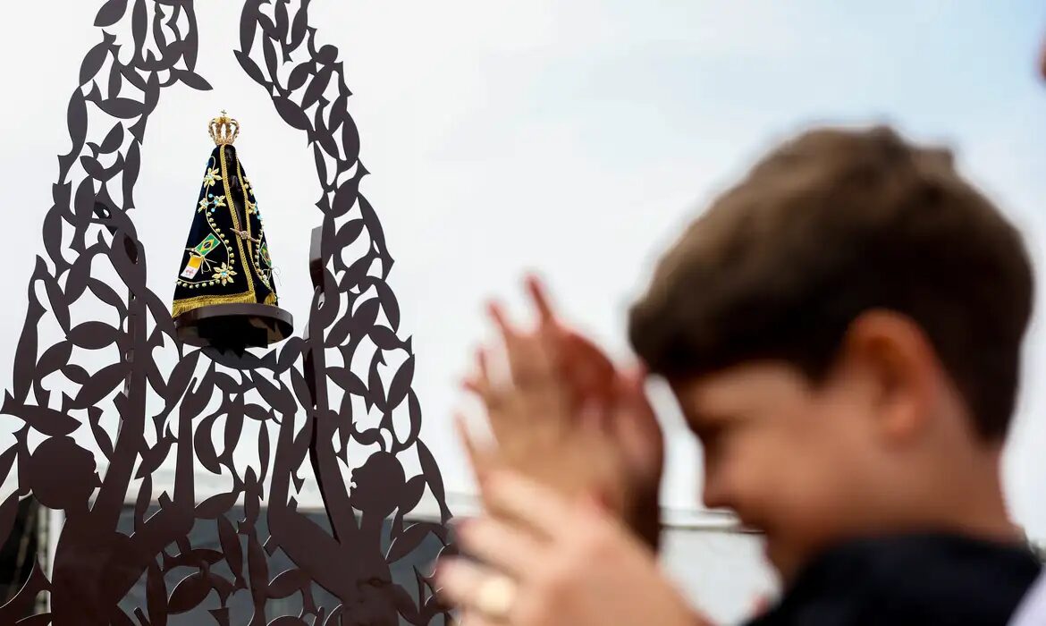 Devoção a Nossa Senhora Aparecida completa séculos de história e mobiliza milhões de fiéis pelo Brasil