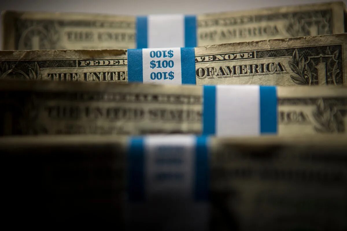 Dólar à vista encerra em alta, apesar de fluxo para o país