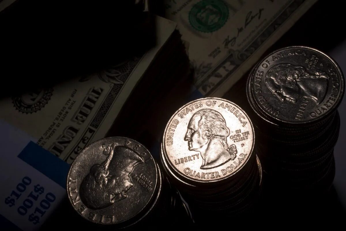 Dólar à vista recua com ajuste de posições de olho no 2º turno da eleição