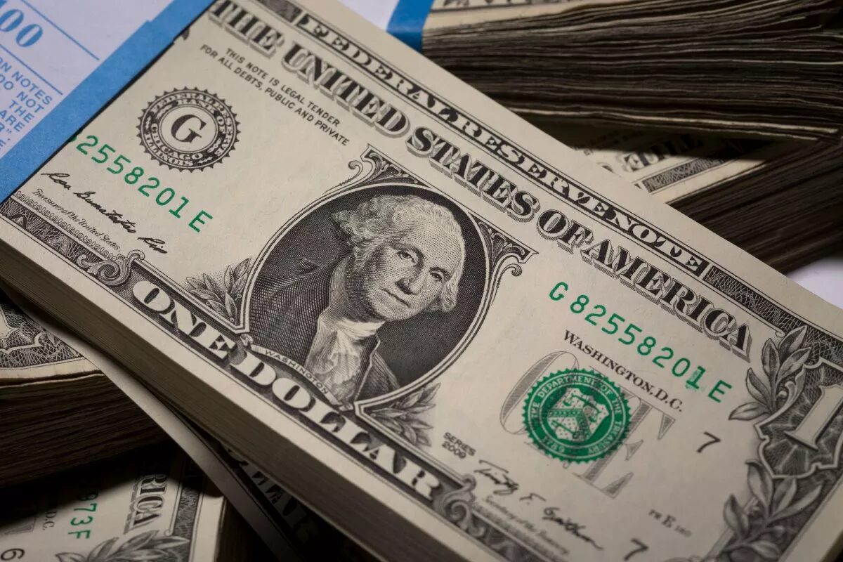 Dólar à vista tem leve alta com ajuste externo e atenção à disputa presidencial