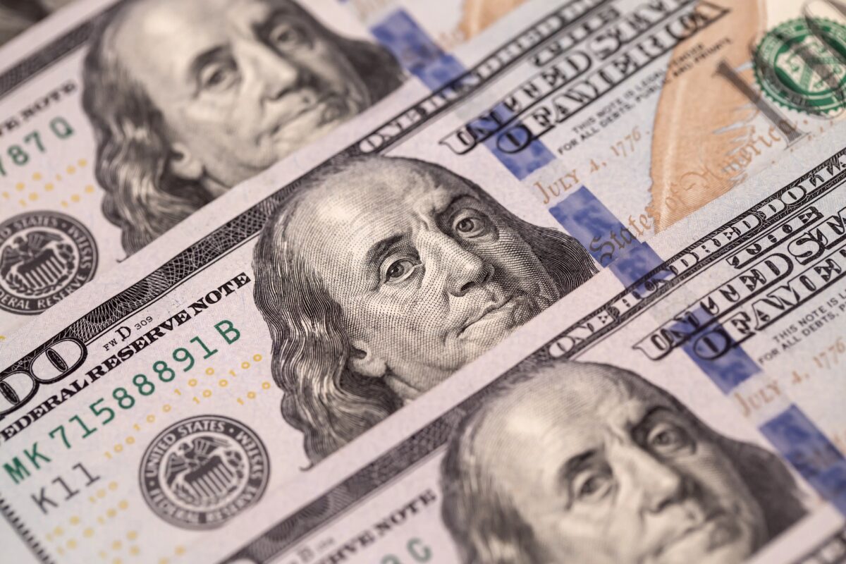 Dólar à vista tem leve avanço em dia de aversão global a risco