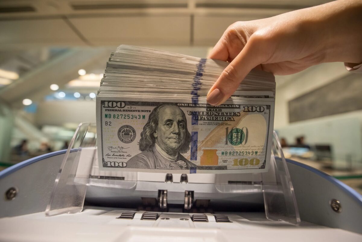 Dólar avança ante o real com realização de lucros e atenção às eleições