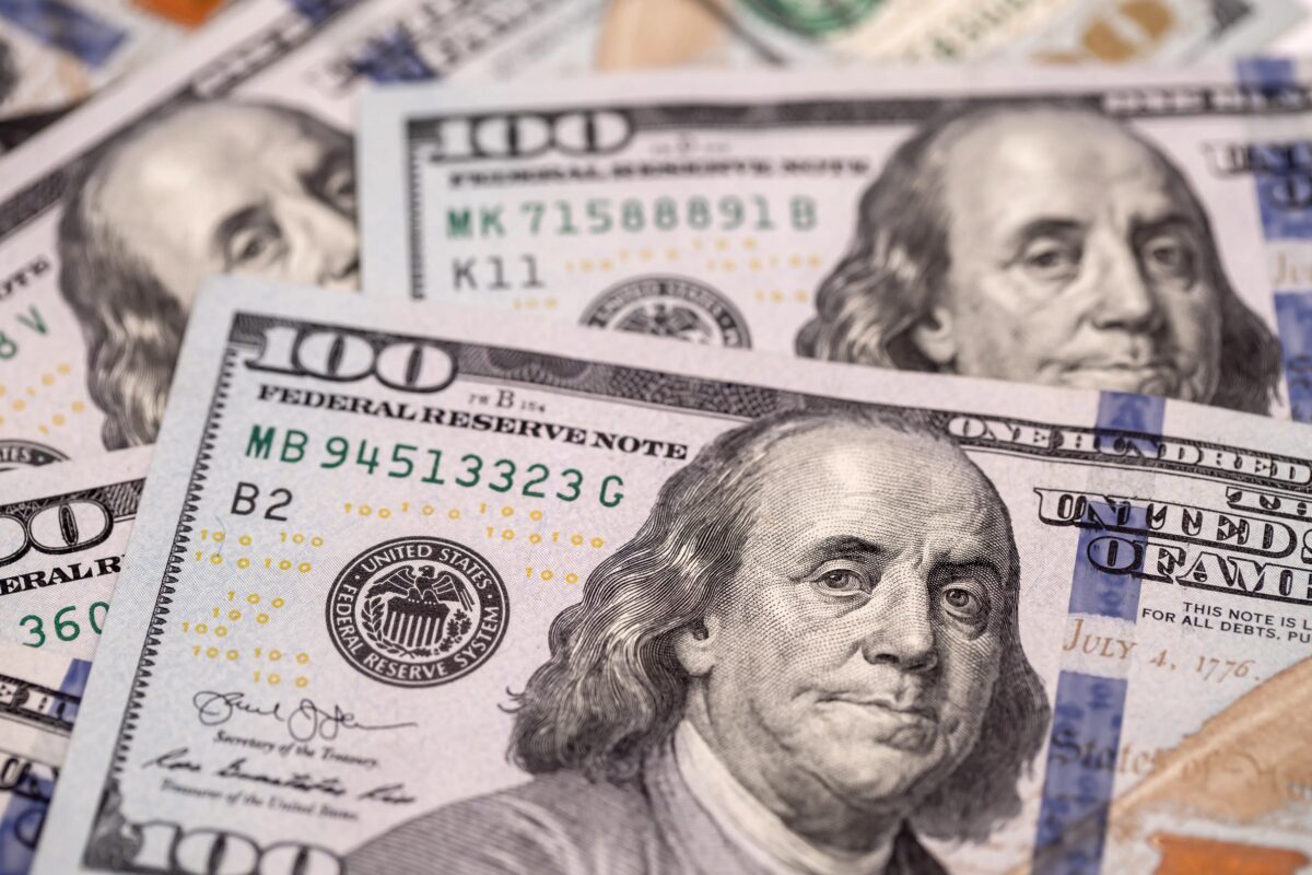 Dólar avança e supera R$ 5,00 com correção e mau humor externo