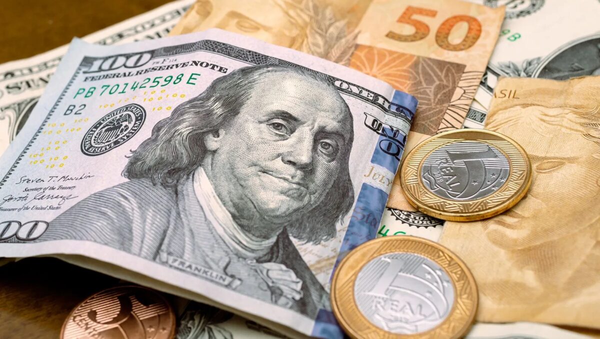 Dólar encerra abaixo de R$ 5 com perspectiva de vitória de Flávio
