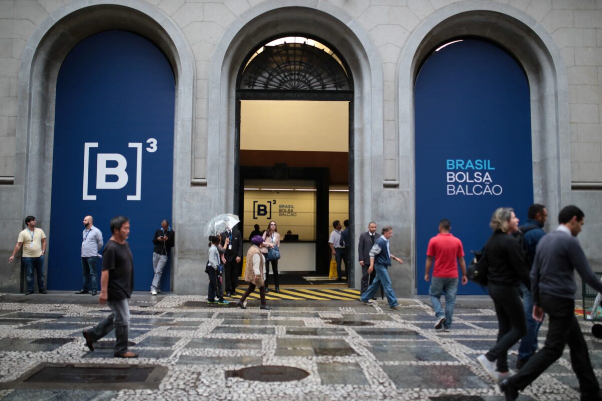 Dólar fecha abaixo de R$ 5 pela 1ª vez desde maio com continuidade de rali eleitoral; Ibovespa cai
