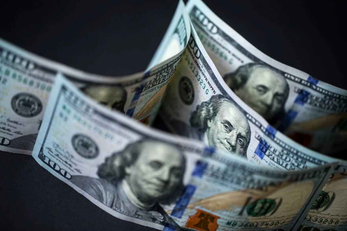 Dólar recua com possível fluxo ao país; na semana moeda avança 1,7% com Lula competitivo