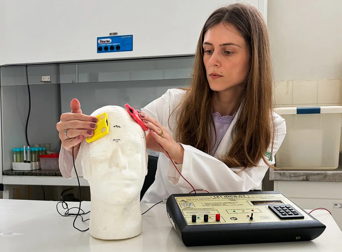 Estimulação cerebral aliada à educação nutricional reduz desejo por comida em mulheres com obesidade, mostra estudo