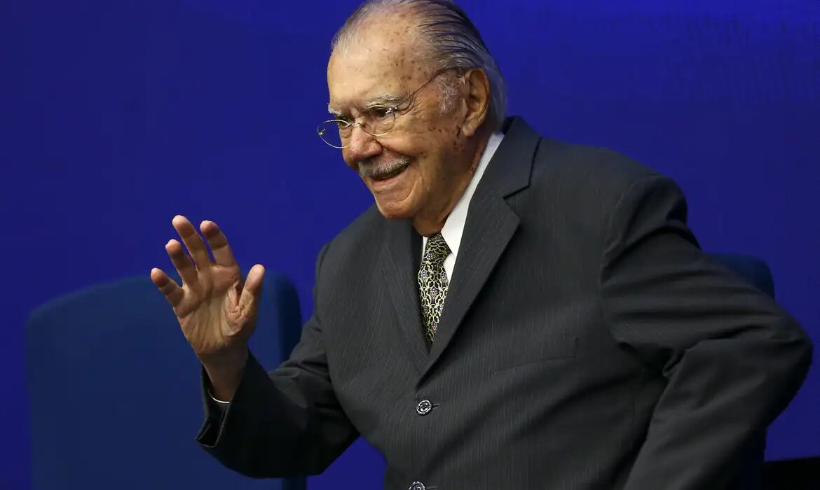 Ex-presidente José Sarney recebe alta hospitalar após cirurgia abdominal