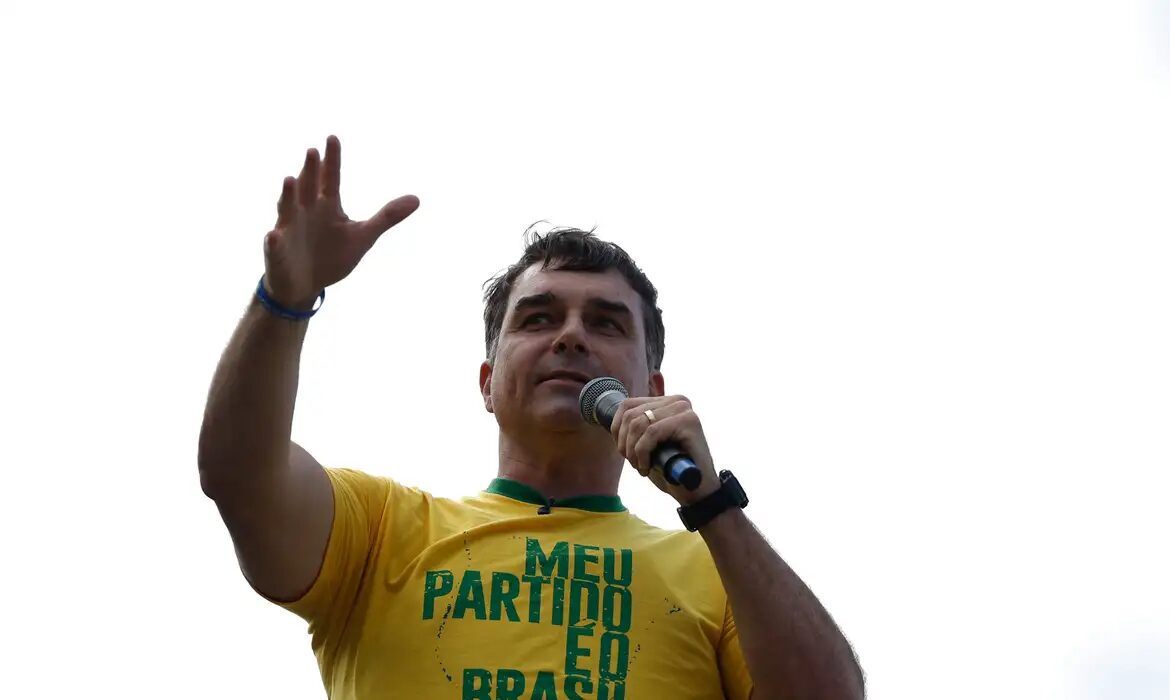 Ex-secretário mexicano e agência internacional afirmam que Flávio Bolsonaro desembarcou nos EUA