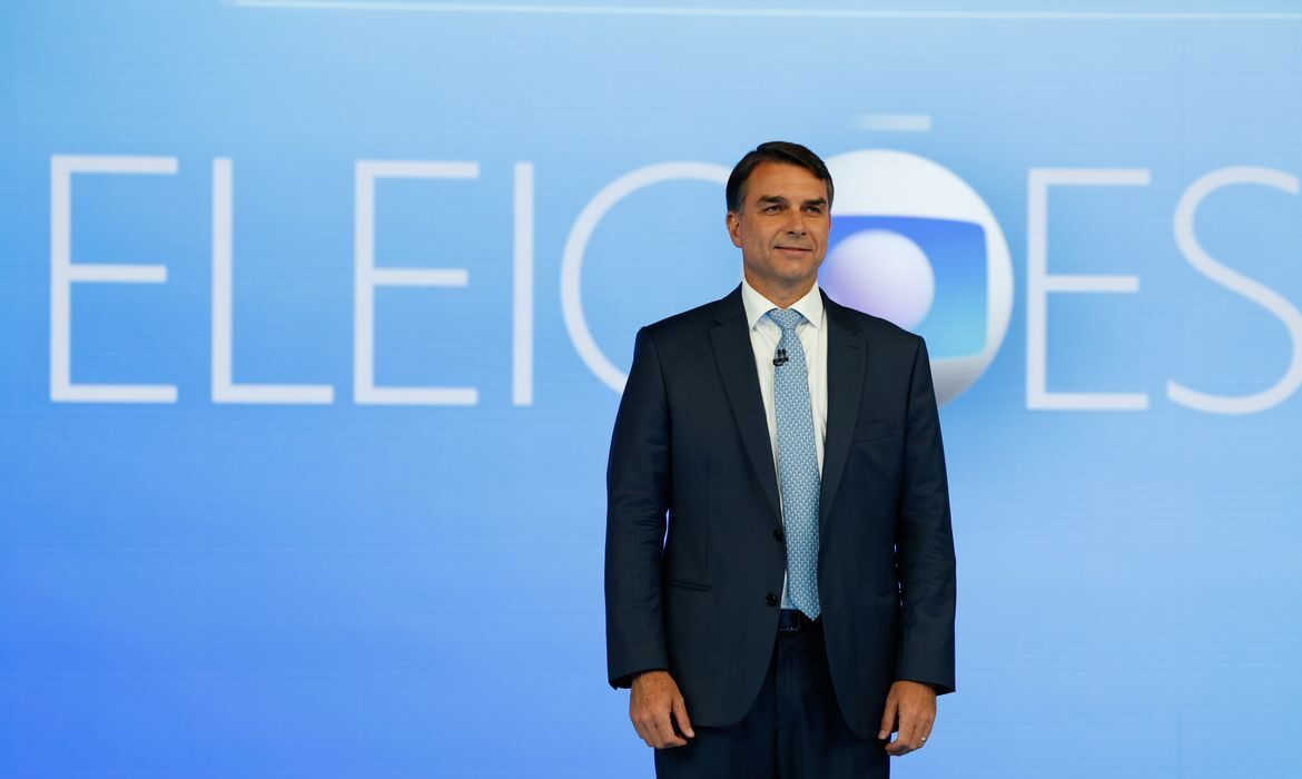 Flávio Bolsonaro defende inocência do único acusado pela morte de Ana Clara