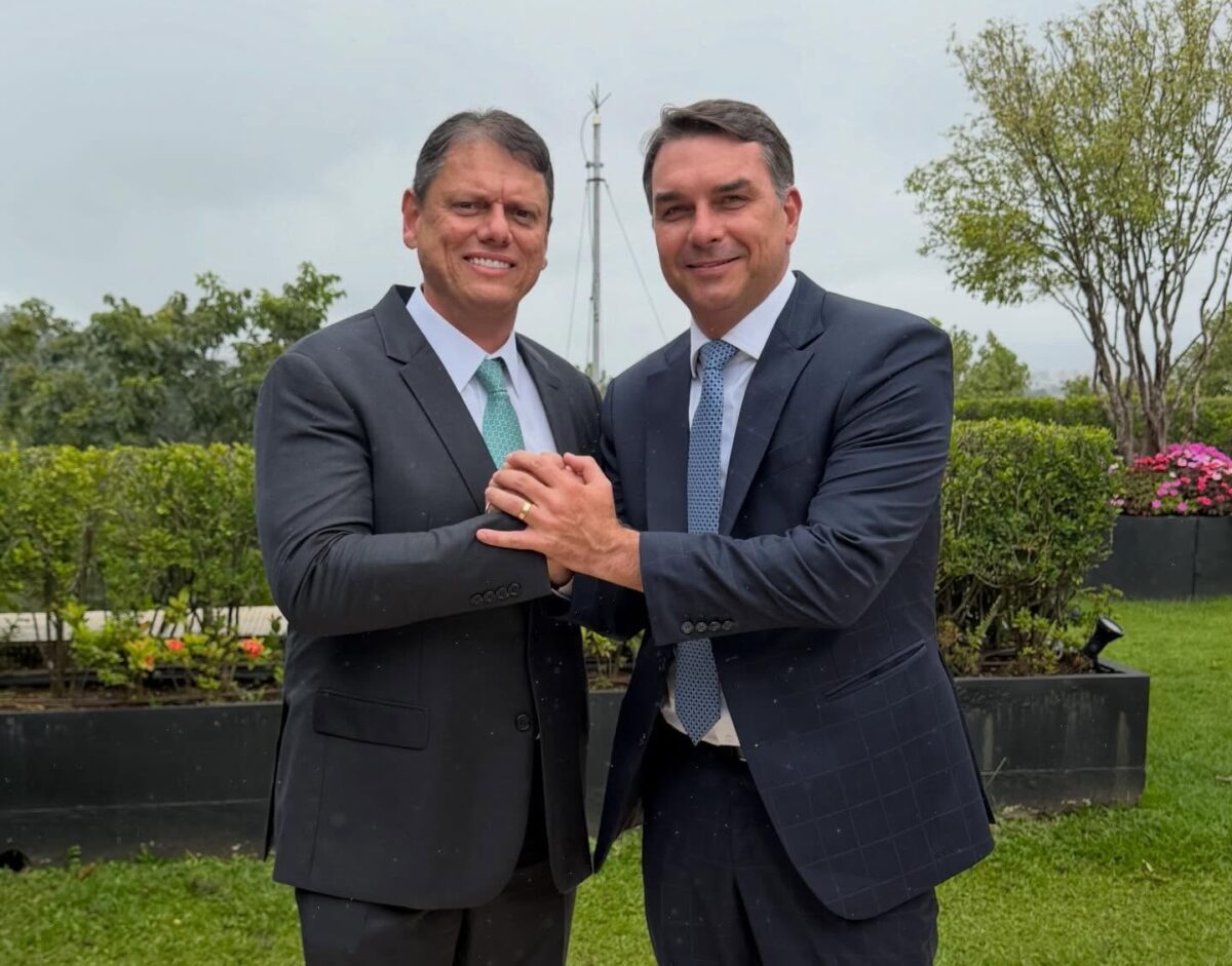 Flávio Bolsonaro e Tarcísio são os mais votados em Votuporanga