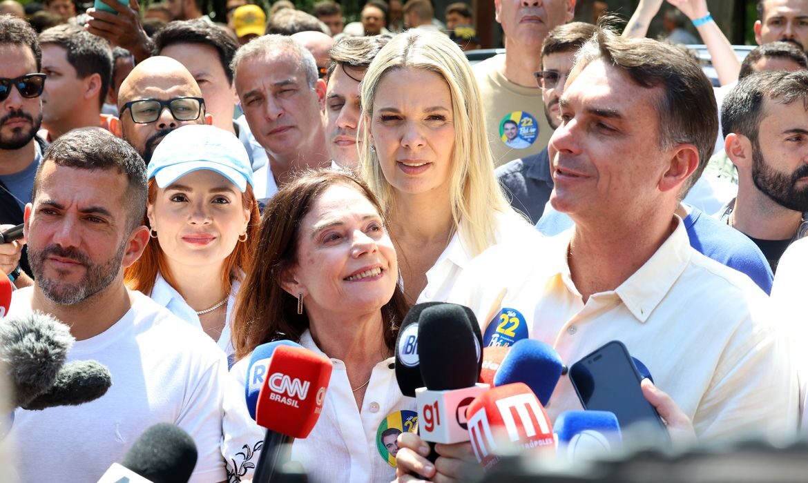 Flávio Bolsonaro nega fim do Bolsa Família e promete entregas de remédios em domicílio