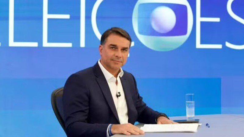 Flávio Bolsonaro nega golpe de Estado e defende financiamento de filme em sabatina na Globo