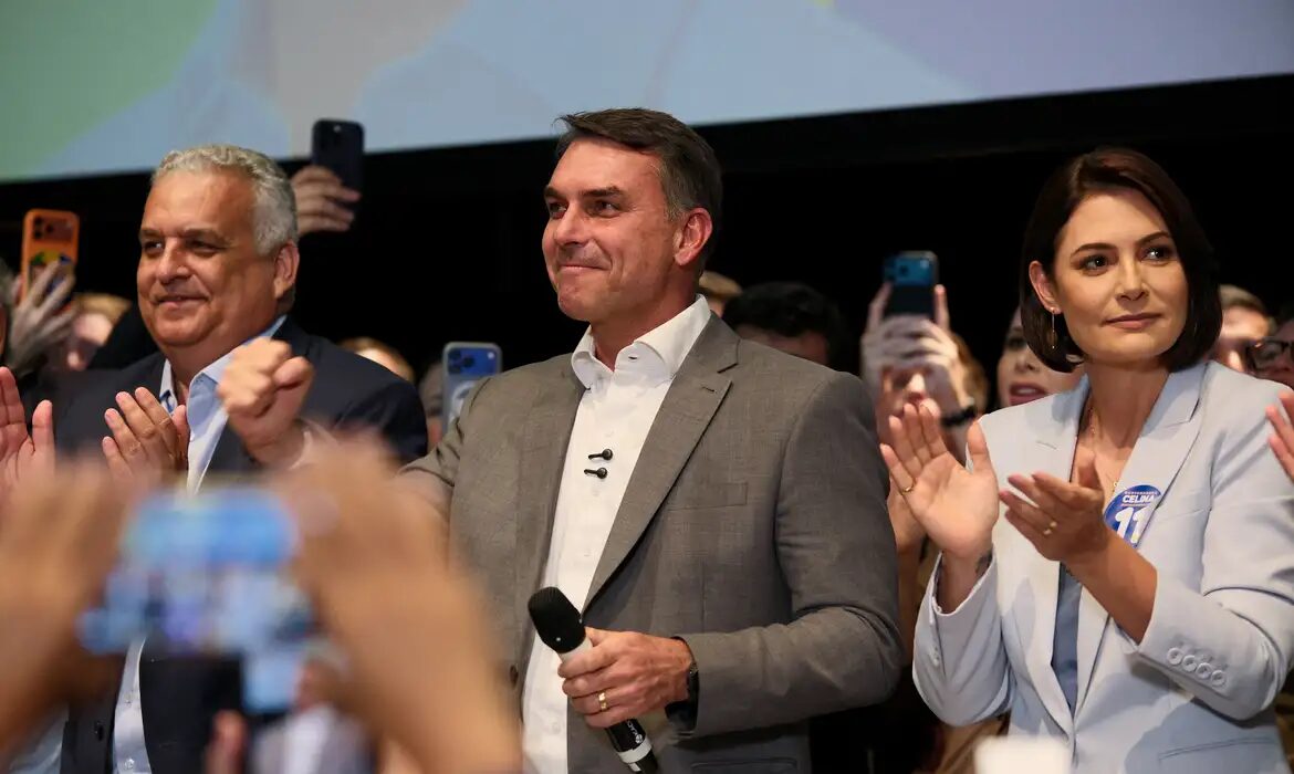 Flávio Bolsonaro obtém apoio do União Brasil, PP e Novo e defende reformas na Constituição