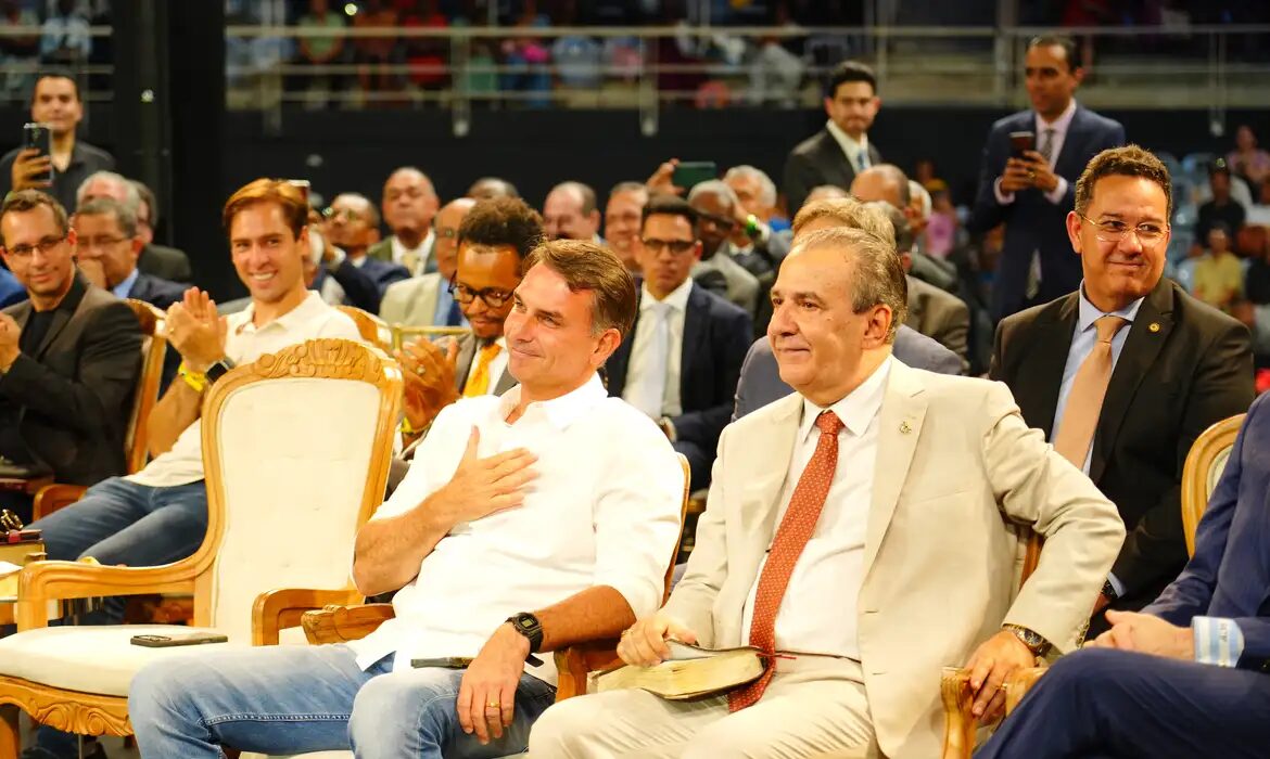 Flávio Bolsonaro reúne prefeitos e promete corte de gastos sem afetar programas sociais
