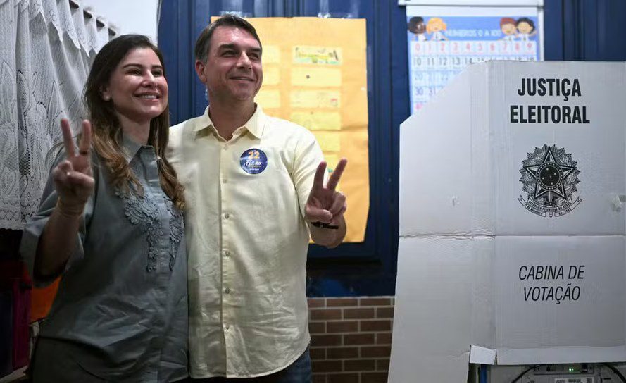 Flávio Bolsonaro vota no Rio de Janeiro na abertura das urnas e pede presença dos eleitores