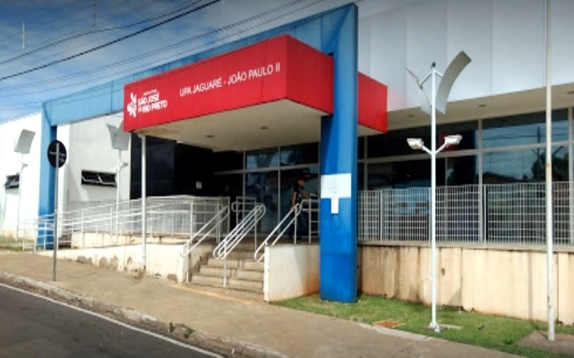Homem é espancado após correr atrás de adolescente