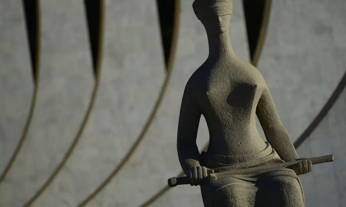 Homem é retirado do STF após tentar entrar dizendo ser "imperador"