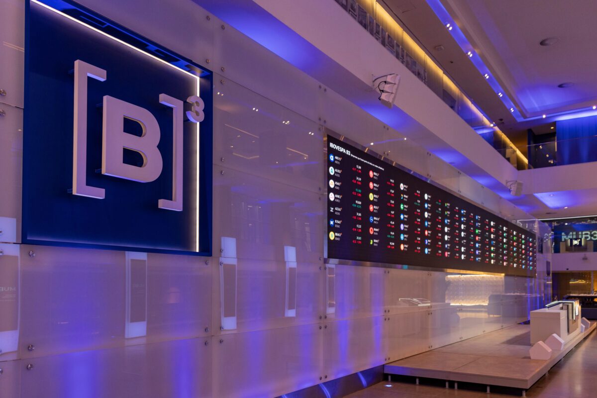 Ibovespa cede 1% com maior aversão a risco em torno da eleição presidencial