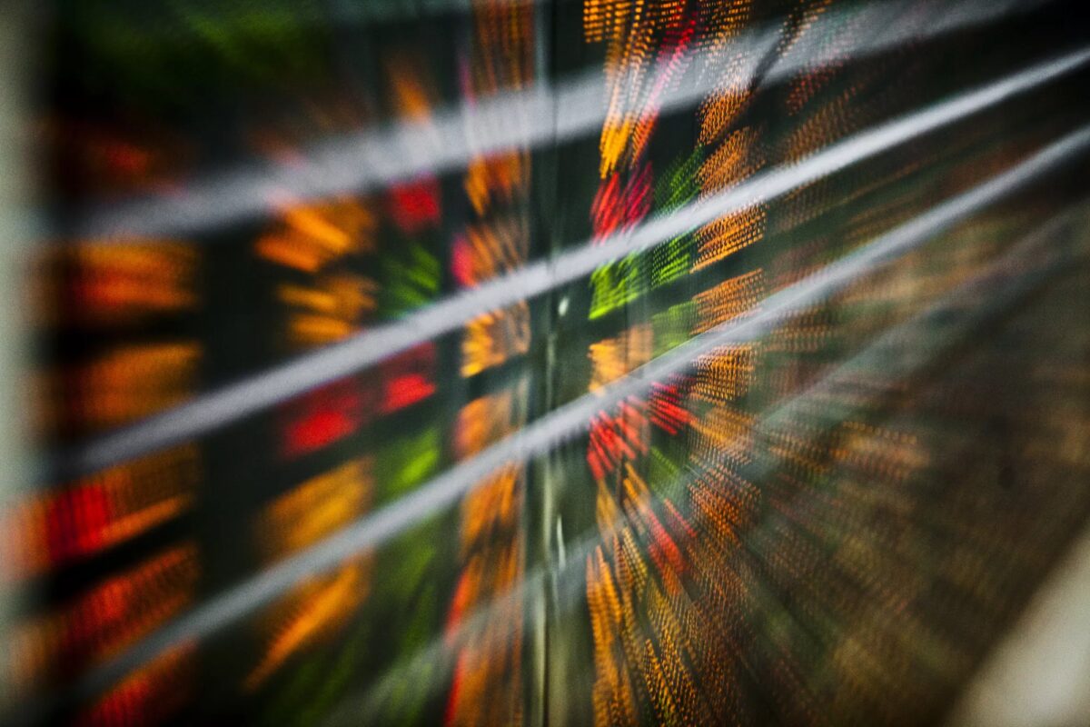 Ibovespa ganha força na reta final antes do 2º turno com sondagens eleitorais e avanço de blue chips