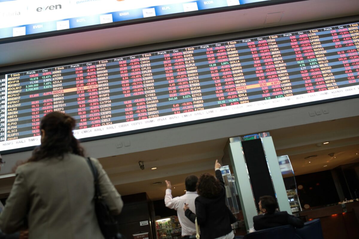Ibovespa recua mais de 1% com menor apetite global a risco