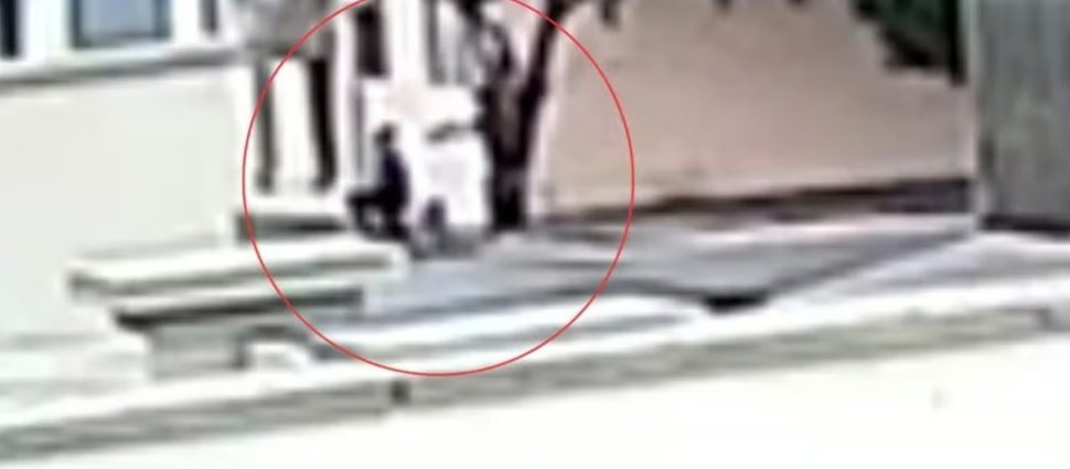 Idosa de 72 anos é presa em Urupês após jogar óleo e água ferventes contra vizinho