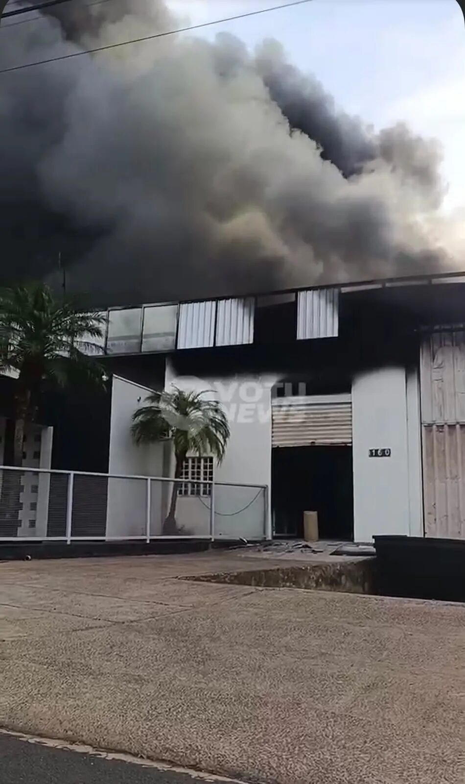 Incêndio de grandes proporções atinge indústria de móveis em Valentim Gentil