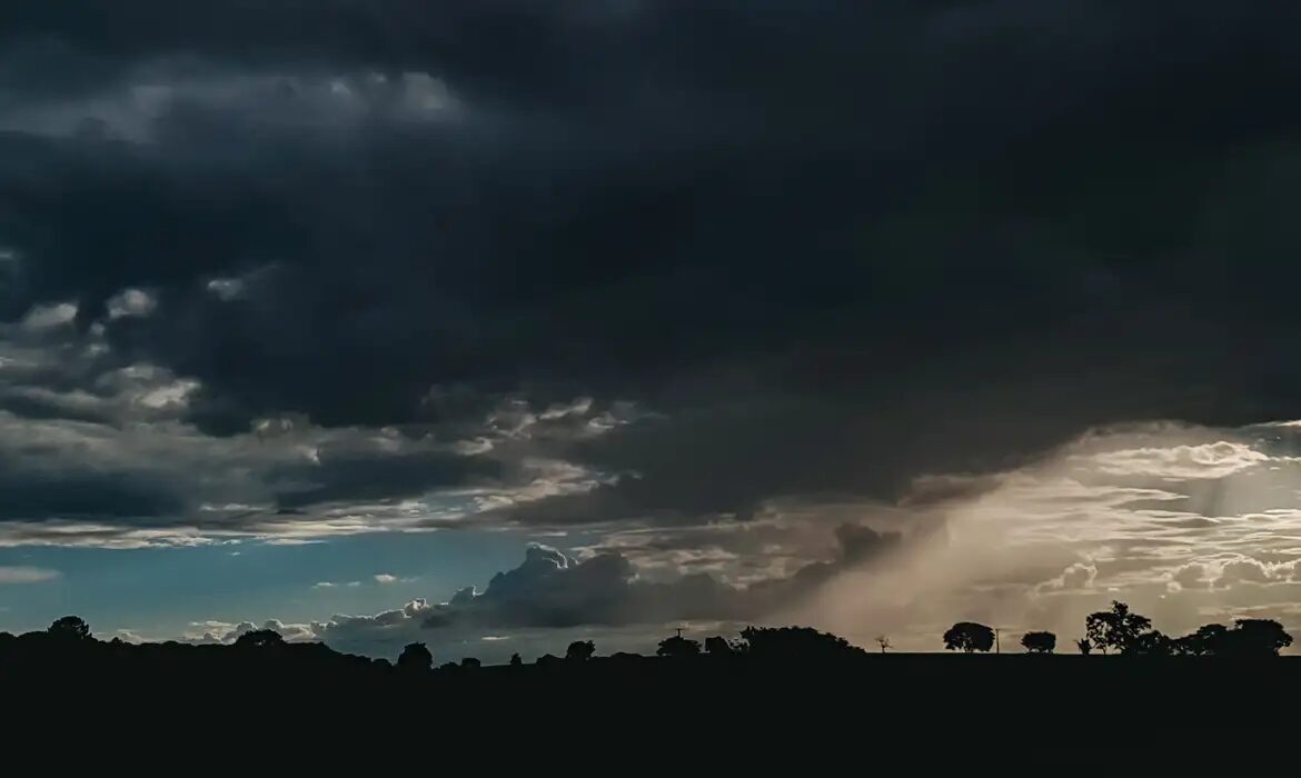 Inmet emite alerta de tempestades em grande parte do país no feriado desta segunda-feira
