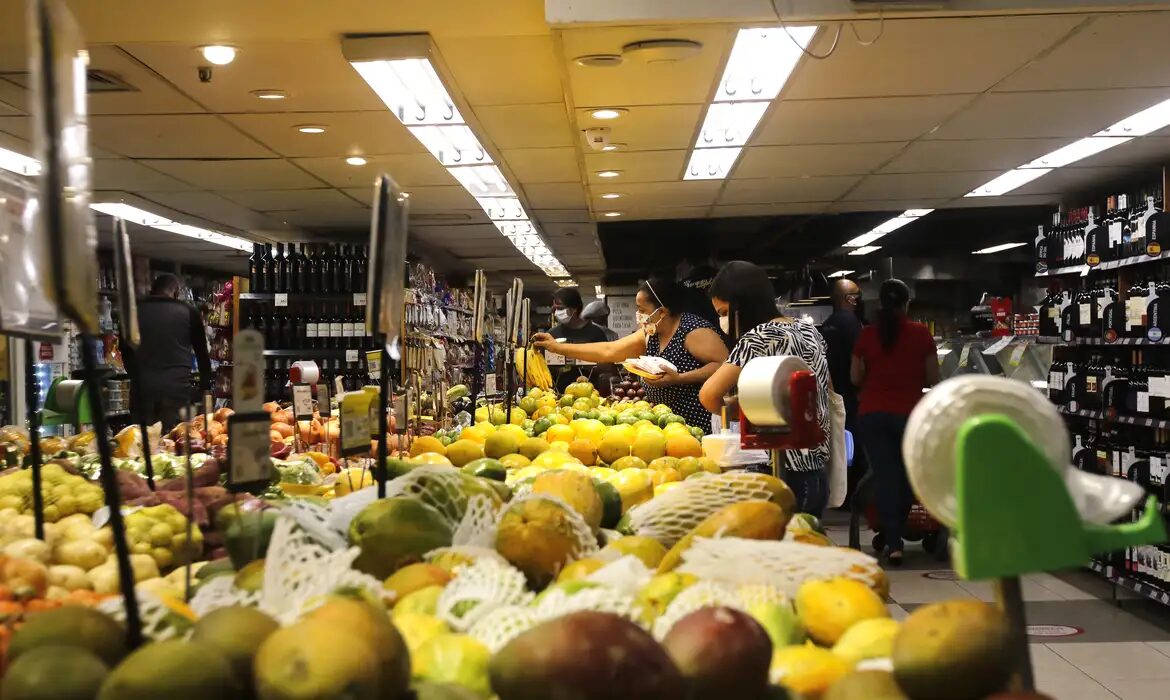 INPC atinge 0,82% em setembro e eleva inflação acumulada das famílias de menor renda para 4,29%