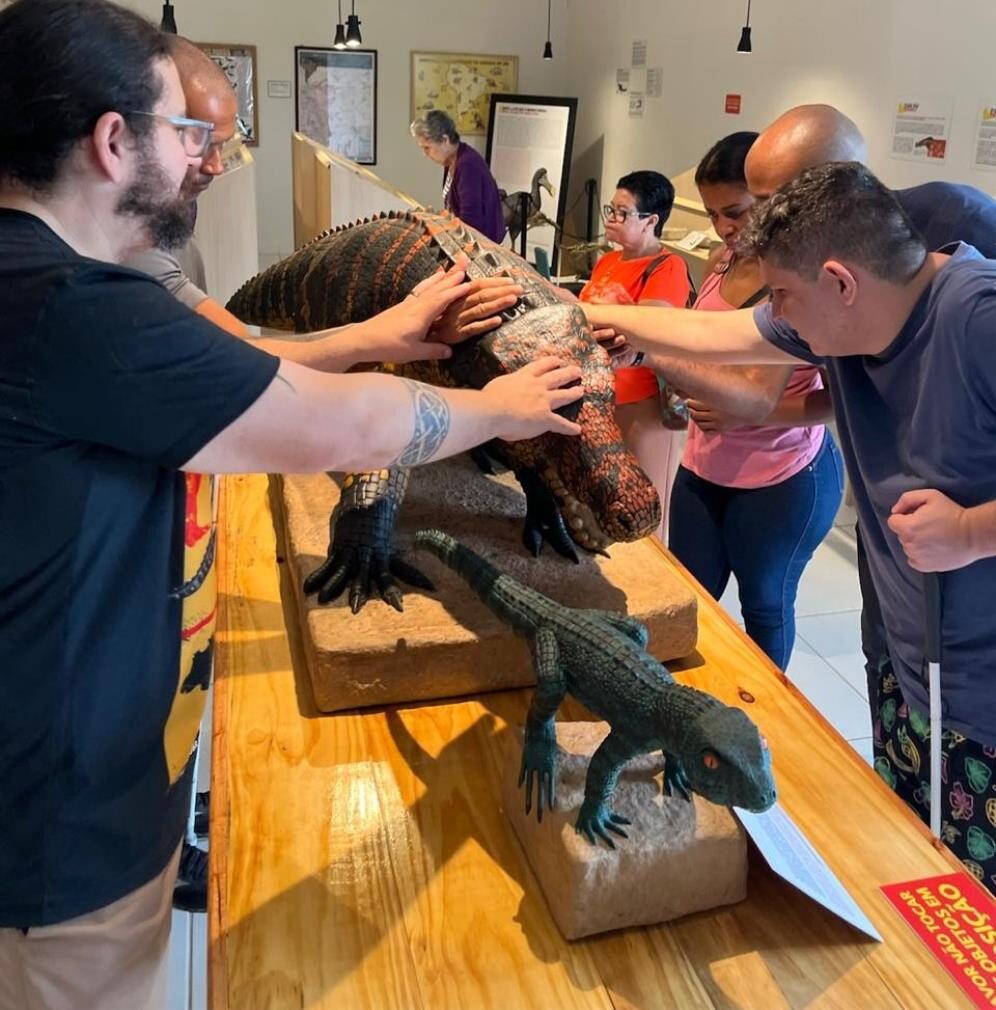Integrantes da ADVF participam de atividade sensorial no Museu de Paleontologia