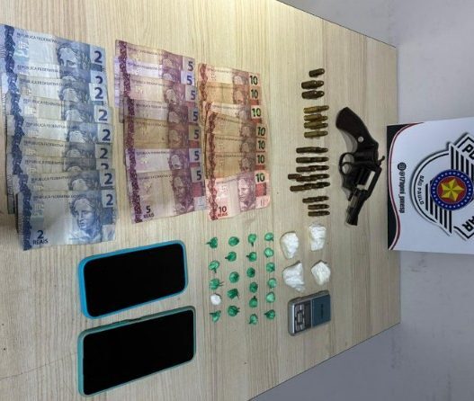 Jovem é preso com cocaína, revólver e munições em Rio Preto