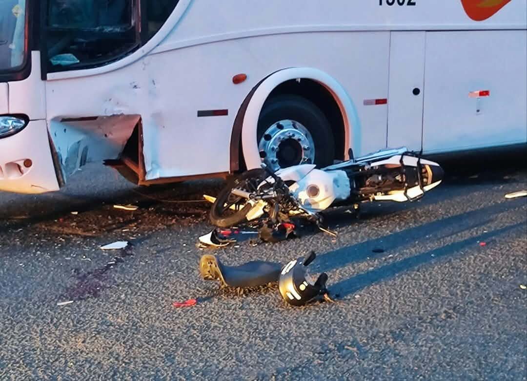 Jovem sem CNH fica em estado grave após colisão com ônibus em Fernandópolis