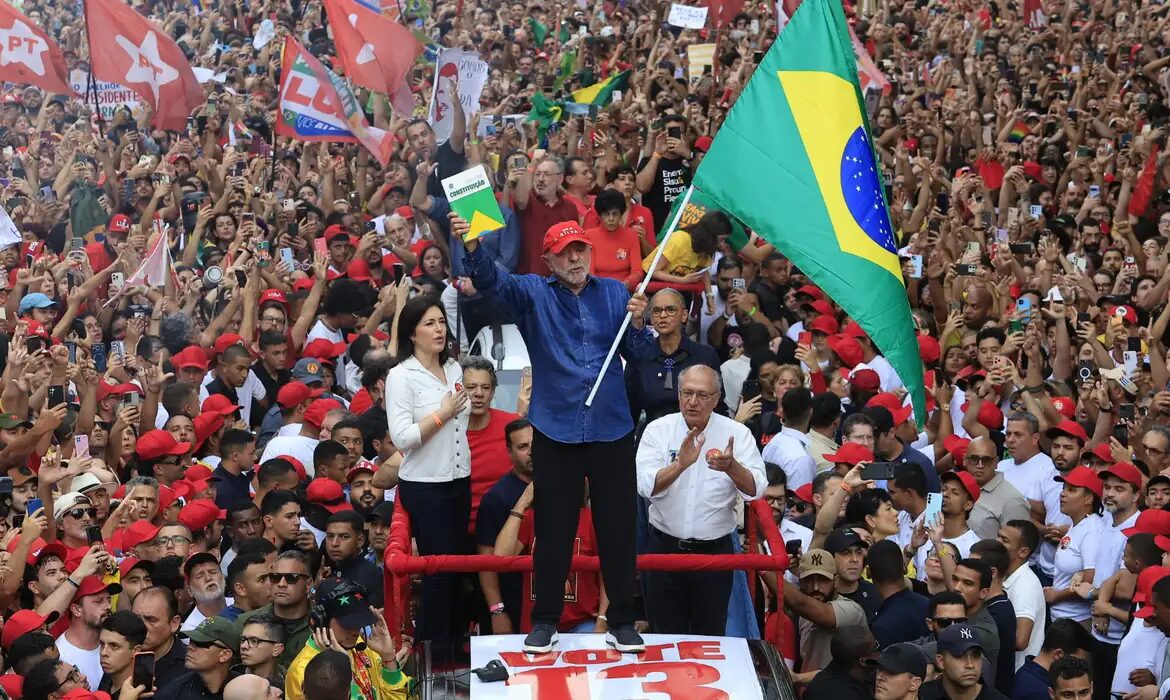 Luiz Inácio Lula da Silva é reeleito para o quarto mandato presidencial nas Eleições de 2026