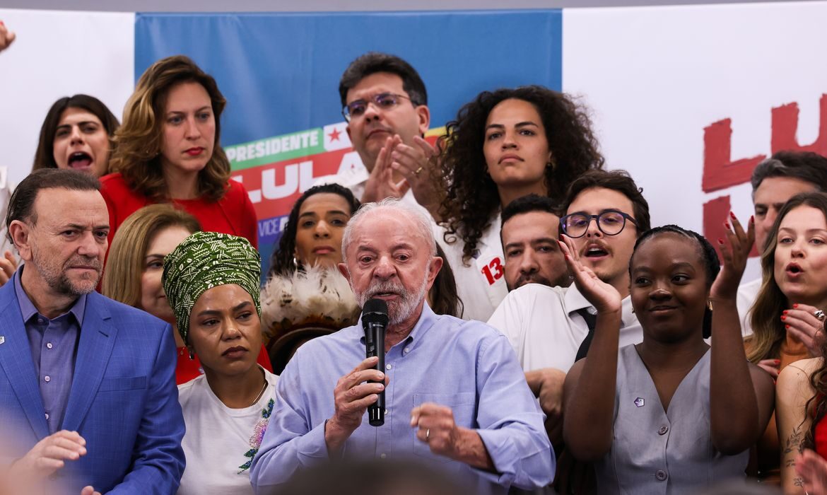 Lula desafia Flávio Bolsonaro a votar a favor do fim da escala 6×1