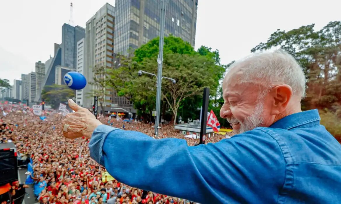 Marcha pela Democracia reúne milhares na Avenida Paulista em ato de apoio à reeleição de Lula